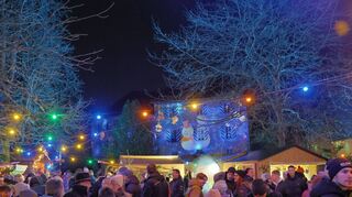 Lichterzauber am Abend: Die weihnachtlichen Lichtprojektionen auf das Unterschloss und die stimmungsvoll beleuchteten Stände zogen zahlreiche Besucher an.