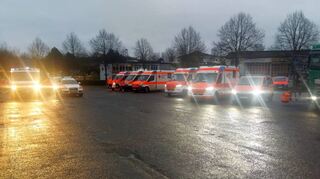Auf dem Bingler-Parkplatz hielten sich am Montagnachmittag etwa 55 Rettungskräfte für eine mögliche Evakuierung des Krankenhauses bereit.