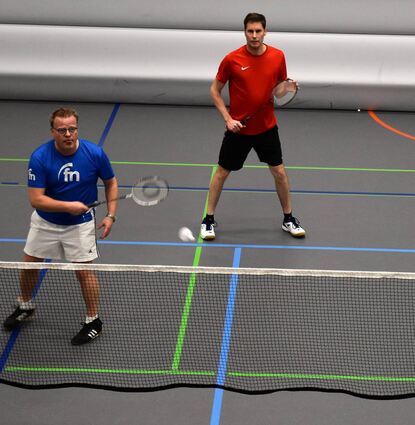 Konzentriert bei der Angabe: FN-Reporterchef Michael Fürst beim Selbstversuch. Im Rahmen der Fitnessserie probierte er bei der SpG Walldürn das Badmintonspielen aus.