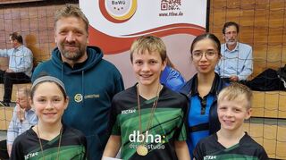 Strahlende Gesichter: Svenja Hepp, Jannis und Levin Würzberger (vorne von links) sind stolz auf ihre Erfolge bei den „Baden-Württembergischen“. Darüber freuen sich auch die Trainer Christian und Felicia Behringer.