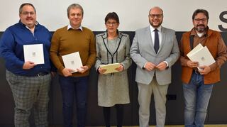 Bürgermeister Meikel Dörr (Zweiter von rechts) überreichte an Fabian Berger (von links), Thomas Trunk, Rita Fuhrmann und Uwe Berberich (rechts) erhielten für ihr langjähriges Engagement im Gremium Ehrungen vom Städte- und Gemeindetag Baden Württemberg.