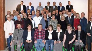 Die Jubilare der Wirthwein SE und der Wirthwein GmbH & Co. KG in Creglingen sowie der Winkler Design GmbH & Co. KG in Röttingen mit Familie Wirthwein und zahlreichen Ehrengästen.