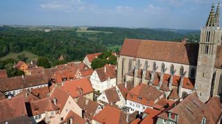 Mächtig ragt die Jakobskirche aus der Altstadt heraus, in ihr wurden revolutionäre Predigten gehalten und auch das Ende des Bauernaufstandes besiegelt. Der Blick vom Rathausturm übers Taubertal hinweg reicht ins Hohenlohische auf das einstige reichsstädtische Territorium der Landhege.