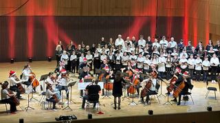Ein einzigartiges Kooperationskonzert zauberte wunderbare Weihnachtsklänge in die Tauber-Philharmonie.