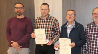 Für 75 beziehungsweise 100 Blutspenden wurden in der Sitzung des Ortschaftsrats Sachsenhausen Thomas Roth (Zweiter von links) und Helmut Heid (Mitte) geehrt. Dank zollten ihnen Christian Heid (links), Marco Lotz (rechts) als Vertreter des DRK sowie Ortsvorsteher Udo Beck.