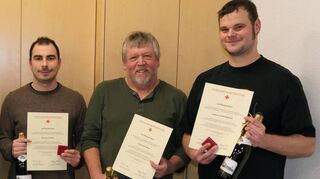 Dörlesbergs Ortsvorsteher Bernd Geißler (links) ehrte Nicolas Väth, Dieter Weber und Andreas Stemmler für vielfaches Blutspenden.