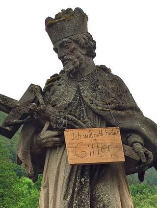 Die Nepomuk-Statuen in Reicholzheim und Gamburg (Bild) trugen symbolisch die Meinung der Bürger um den Hals.