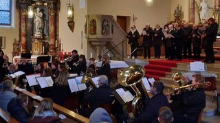 Die Musikkapelle und der Kirchenchor bestreiten schon seit Jahren das Programm des Weihnachtskonzerts bei der Oberlaudaer Dorfweihnacht.