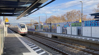 Nach der Generalsanierung der Riedbahn fährt ein ICE durch den Bahnhof Mannheim-Neckarstadt.