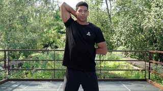 Physiotherapeut und Coach Patricio zeigt in den kurzen Trainingseinheiten die Übungen für den Rücken.