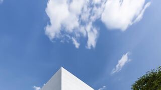 Wer in Wiesbaden das Museum Reinhard Ernst besucht, ist immer auch von der außergewöhnlich gestalteten Fassade angetan, die von der Firma Hofmann Naturstein aus Gamburg gebaut wurde. Die Eröffnung des Museums fand im Sommer statt.