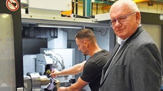 Horst König vor einer Maschine in der Produktion von König MTM in Bestenheid.