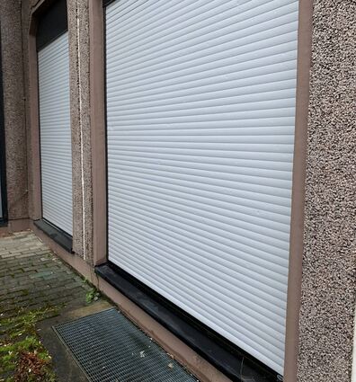 Statt mit Auslagen zum Einkaufsbummel einzuladen, sind die Rollladen am Hardheimer Erfapark noch immer unten. Das Projekt liegt auf Eis, weil der Investor „Schoofs“ im Februar einen Insolvenzantrag stellen musste.