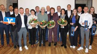 Die geehrten und verabschiedeten Mitarbeiter der Volksbank Kirnau-Krautheim gemeinsam mit den Vorständen sowie dem Aufsichtsratsvorsitzenden Ralph Matousek (Siebter von rechts).
