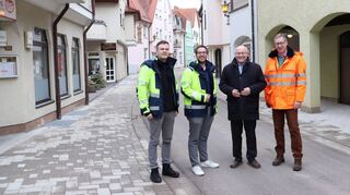 Freuen sich über den Abschluss der Bauarbeiten in der Nonnengasse (von links): Julian Bullmann (Teamleiter Wärmeversorgung) und Kim Rüger (Technischer Leiter) vom Stadtwerk Tauberfranken sowie für die Stadt Oberbürgermeister Udo Glatthaar und Cornell Schmeißer (Sachgebietsleiter Tiefbau).