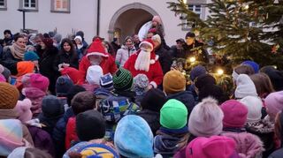 Der Besuch vom Weihnachtsmann, begleitet von seinem Knecht Ruprecht, war ein Höhepunkt beim Merchinger Weihnachtsmarkt.