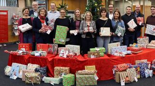 Die Vertreterinnen und Vertreter der Schulen und gemeinnützigen Organisationen mit Filialbereichsleiterin Marion Markert (Sechste von links) und Bereichsleiter Marco Schneider (Fünfter von rechts) bei der Übergabe der Geschenke.
