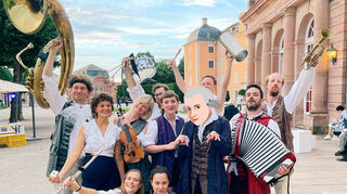 Das Mozart Dance Orkestar ist im Sommer 2024 aus dem Mumuvitch Disko Orkestar hervorgegangen.