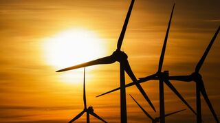 Die Sonne geht hinter einem Windpark unter. Bad Mergentheim würde gerne auf weitere Windkraftanlagen verzichten. Richtung Schweigern entstehen gerade vier.