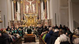 Der Chor Young Voices veranstaltete ein stimmungsvolles Adventskonzert mit anderen Ensembles in der St. Jacobus Kirche in Lauda.