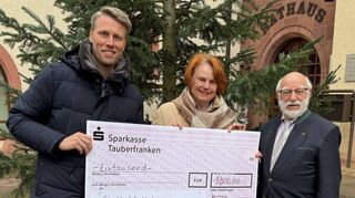 Im Namen des Fremdenverkehrsvereins übergaben Herbert Alexander Gebhardt und Helga Hiller eine Spende für das Bürgerspitals an OB Herrera Torrez.