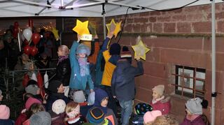 Die Kinder der Erich-Kästner-Grundschule Distelhausen führten zwei Lieder und einen Lichtertanz auf.