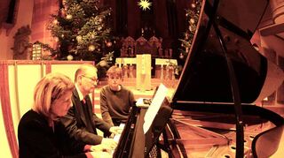 Vierhändig Klaviermusik vom Feinsten und voller Virtuosität geboten: Fedra Blido und Carsten Klomp begeisterten in der Wertheimer Stiftskirche mit Klaviermusik zur Einstimmung auf Weihnachten.