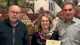 In der Oberwittstadter Ortschaftsratssitzung wurden Blutspender geehrt. Das Bild zeigt den stellvertretenden Ortsvorsteher Stefan Weber, Bettina Löffler sowie Ortsvorsteher Erhard Walz.
