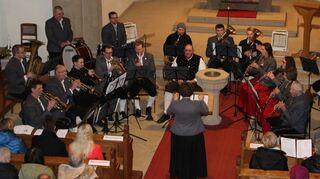 Musikverein (links) und die Junge Musik Ravenstein stellten ihr Können eindrucksvoll unter Beweis.