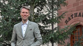 Oberbürgermeister Markus Herrera Torrez nach dem FN-Gespräch im Innenhof des Wertheimer Rathauses.