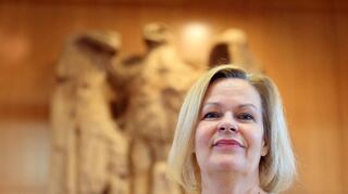 Die hessische SPD hat ihre Bundestagsliste aufgestellt: Bundesinnenministerin Nancy Faeser wurde mit 79 Prozent Zustimmung auf Listenplatz vier gesetzt. Somit dürfte ihr ein Bundestagsmandat sicher sein.