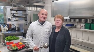 Seit 43 Jahren Vollblut-Wirtsleute: Katrin und Kurt Meidel samt der Gerolzahner „Linde“ bleiben ihren Gästen vorerst erhalten, wollen aber ab kommendem Jahr insgesamt deutlich kürzer treten.