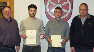 In der jüngsten Ballenberger Ortschaftsratssitzung wurden Blutspender geehrt. Das Bild zeigt (von links): Bürgermeister Killian, David Stock, Daniel Straßwiemer und Clemens Walz.