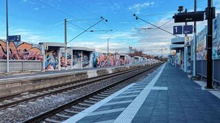 Der im Zuge der Riedbahn-Generalsanierung renovierte Bahnhof Mannheim-Neckarstadt mit neuem Bahnsteig-Boden und Graffitikunst.
