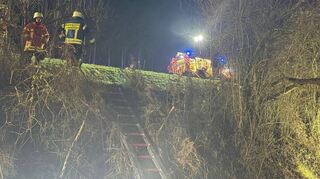 Erst ein Brand, dann ein Unfall. Der Fahrer verunglückte mit seinem Wagen und landete unter einer Böschung.