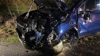 In der Nacht mit dem Auto verunglückt.