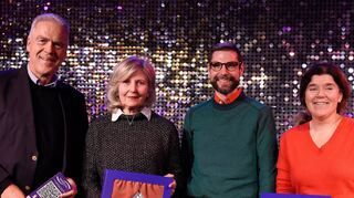 Ein ganzes Buch nur über den Vorhang: der Vorstand der Theaterfreunde (v. l. ) Schatzmeister Matthias Bretschneider, Autorin und zweite Vorsitzende Heidrun Kämper, Vorsitzender Christian Haas, stellvertretende Vorsitzende Petra Eder.