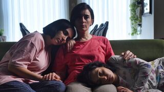 Die Konflikte im Iran erreichen eine Familie (von links): Mahsa Rostami (Rezvan), Niousha Akhshi als Mutter Sadaf und Setareh Maleki(Sana).