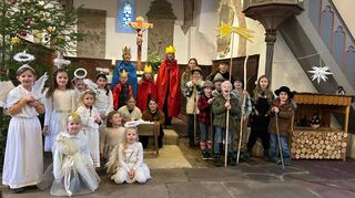 Kleine Schauspieler mit großem Eifer: Die Kinder der Kinderkirchen im Bezirk (hier mit dem Stück „Stern über Bethlehem“ in Wachbach) präsentieren zu Weihnachten ihr „Krippenspiel“. Begeisterte Zuschauer zollten gerne reichen Beifall. Das Bild zeigt beispielhaft die Wachbacher Gruppe.