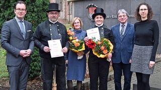 Erster Landesbeamter Florian Busch (von links) verabschiedete den bevollmächtigten Bezirksschornsteinfeger für den Kehrbezirk Main-Tauber-Kreis Nr. 7, Heinz Krauter. Begleitet wurde er von seiner Ehefrau. Die Nachfolge tritt seine Tochter, Judith Krauter, an. Harald Englert (Sachgebiet Schornsteinfegerwesen) und Bauamtsleiterin Verena Ernst gratulierten zur Ernennung.