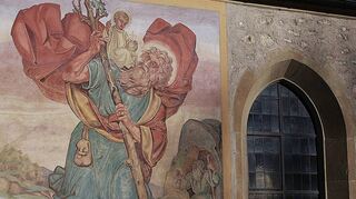 Das Christophorus-Gemälde an der Wolfgangskapelle stammt zwar von Karl Max Lechner aus dem Jahr 1936, ist aber eine Übermalung der von Tobias Weiß 1895 geschaffenen Szene mit dem Jesuskind über dem reißenden Fluss.