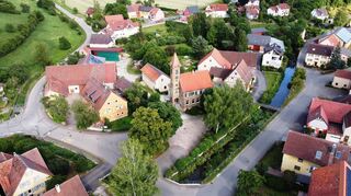 Herrenzimmern von oben – der Dorfplatz mit der ehemaligen Schule.