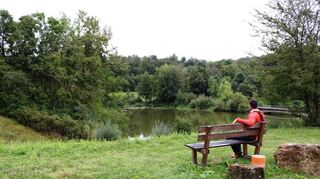 An seinem Wohlfühlort am See findet Jochen Emmert Ruhe und Entspannung.