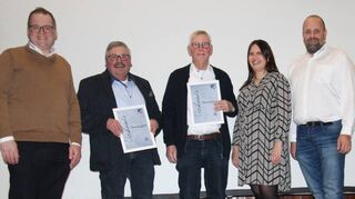 Mit den beiden Ehrenmitgliedern Helmut Zink und Benno Berberich (Zweiter und Dritter von links) freuen sich die Vorsitzenden Carsten Kistner, Maximiliane Czernin und Klaus Rotter (von links).