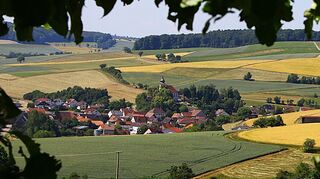 Althausen liegt, beherrscht von der erhöht stehenden Kirche, in einem von Feldern geprägten Landstrich mit bewaldeten Bergrücken. Kein Wunder, dass der Ortsvorsteher von einer „tollen Landschaft“ spricht.