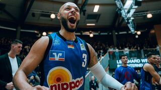 Riesenjubel bei den Crailsheim Merlins. Kapitän Maurice Stuckey verwandelte 13 Sekunden vor Schluss zwei Freiwürfe und sorgte so für den Sieg, da Dresden mit dem letzten Angriff nicht erfolgreich war.