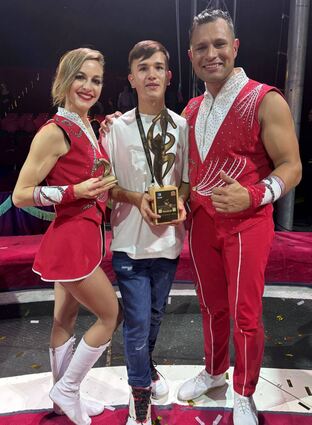 Andrea Navratilova und Diego Ortiz sind zurecht stolz auf den im italienischen Latina gewonnenen Preis ihrer Truppe „Los Ortiz“.