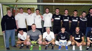 Die beiden Siegermannschaften „Hagebuttentee“ Hainstadt (schwarz) und FC „Hau Drauf“ Walldürn/Bruchsal (weiß) zusammen mit Turnierleiter Joachim Dörr (links), FSV-Vorstand Tomislav Garic (Zweiter von rechts) und dem ersten Bürgermeister-Stellvertreter Fabian Berger (rechts).