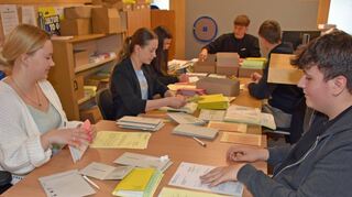 Auf diesem Archivbild sind die aufwendigen Vorbereitungen für die Kommunalwahlen (im Juni) zu sehen.