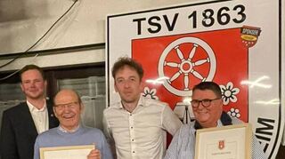 Zu Ehrenmitgliedern wurden Gerd Schneiderbanger (Zweiter von links) und Marianne Rutkowski ernannt. Mit ihnen freuten sich Alexander Geuking (links) und Niklas Baudach.